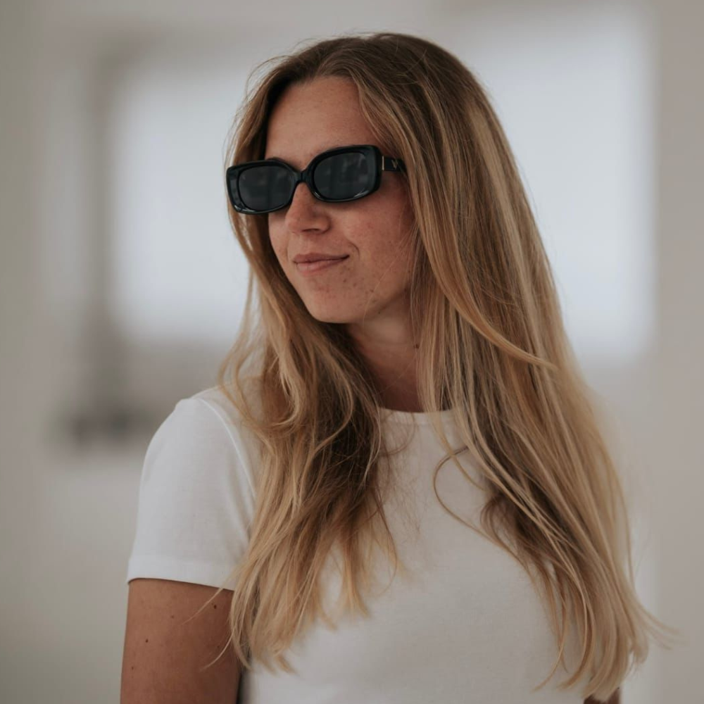 Ein weibliches Model trägt eine Pinot Noir Sonnenbrille von VINO VISTA