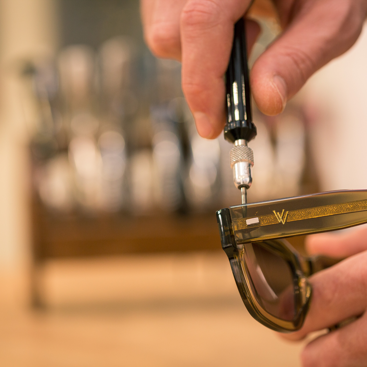 Brille Silvaner wird mit einem Schraubenzieher festgezogen.